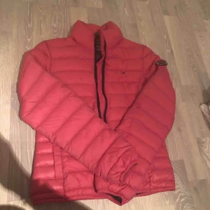  - Lättviktsdunjacka från Tommy Hilfiger. Använd vid ett tillfälle. 