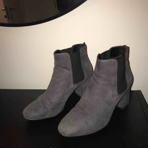  - Gråa skor från HM, använda relativt mycket för ca 1-2 år sedan. Kan mötas upp i Stockholm, kan även skickas via post. Köparen står för frakten