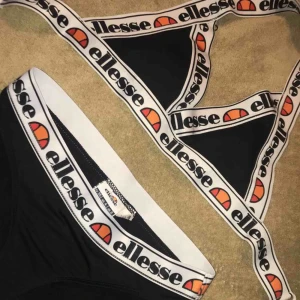  - Säljer en ellesse bikini överdel och underdel som är i fel storlek tyvärr. Använd en gång men såklart tvättad efteråt. I toppskick. Priset kan diskuteras och frakt tillkommer (65 kr)🥰
