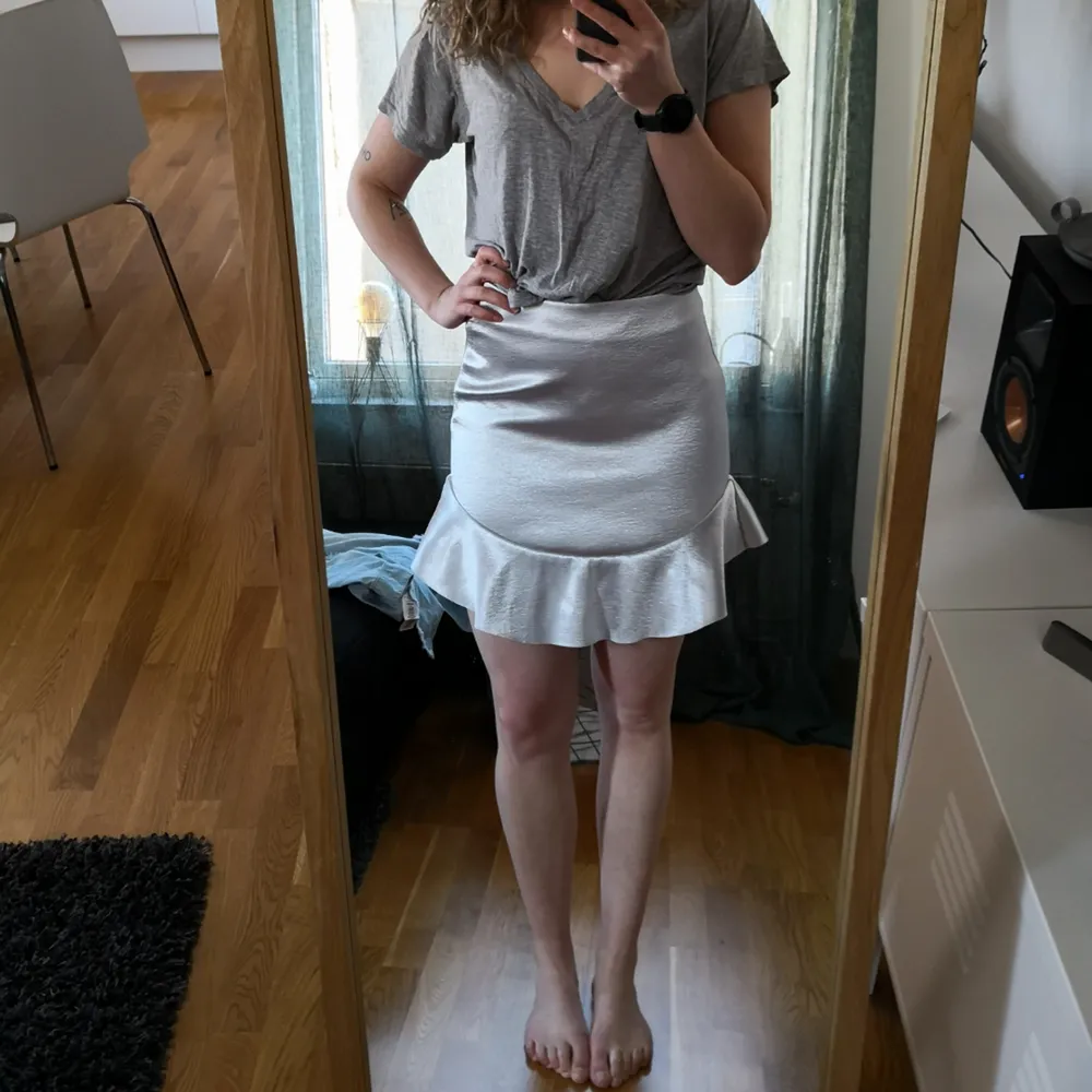 Festlig kjol från H&M i storlek 38. Nyskick! 50kr inkl frakt!! 🧁. Kjolar.