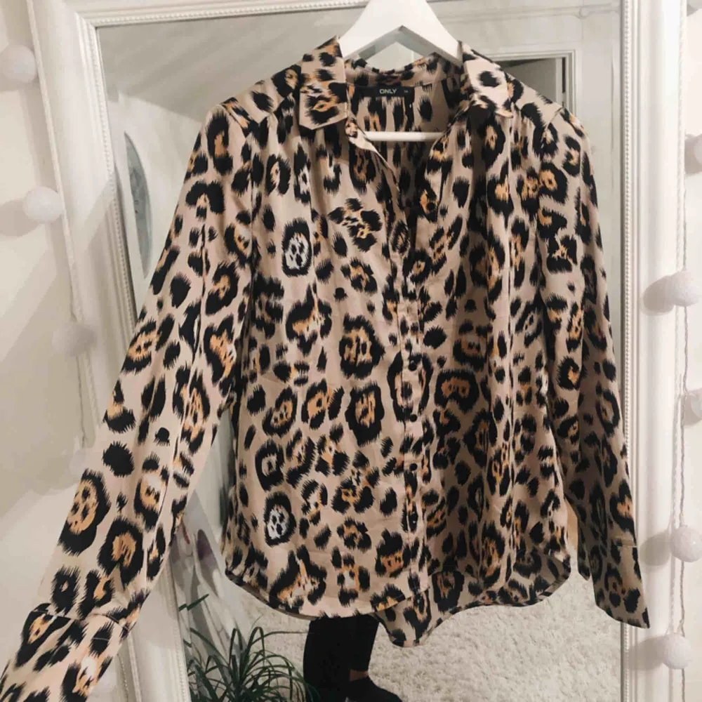 En jättesnygg leopardskjorta köpt ifrån zalando, märket är ONLY, får tyvärr ingen användning för den längre, den är sparsamt använd och är i ett väldigt bra skick. Blusar.