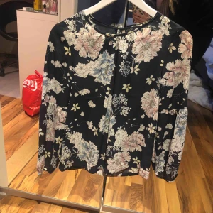  - Blus från märket sthlm, köpt på mq
