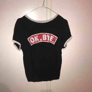  - Loose fitting T-shirt, nästan aldrig använd Lite kort men inte riktigt en croptop! 