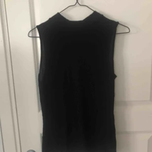  - Snygg halvpolo. Väldigt snygg och skönt tyg.