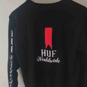  - säljer min huf worldwide tröja, köpt på fairfax i LA. storlek S. detaljer på rygg, på ärm och på bröstet. köpare står för frakt!
