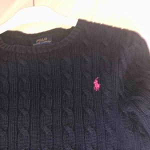  - Passar för både XS och S, köptes runt 1100kr och säljer nu för 350kr❤️Jättemjuk och skit fin! Har inte använt den så mycket så säljer den