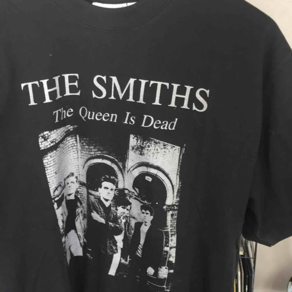 The Smiths t-shirt, står storlek S på men sitter mer som en medium i längd och bredd. Mötes i Örebro eller så står köparen för frakt. T-shirts.