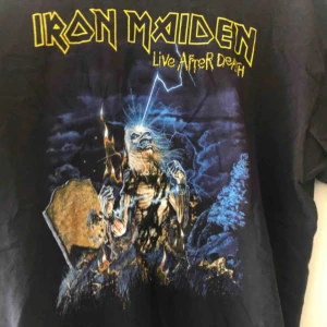  - Bandtröja Iron Maiden med tryck på båda sidor. Från 2008. 