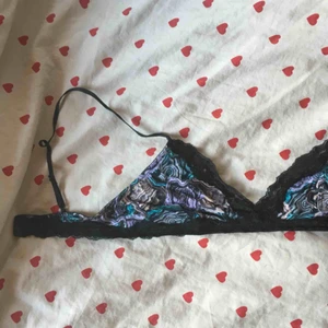  - bh/topp från monki. använd ett fåtal gånger, passar någon med M. lappen är avklippt, annars så gott som ny!