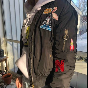  - Supercool bomberjacka med patches från hm. Den har guldiga detaljer. Knappt använd och i fint skick. Kan skicka mer bilder om det önskas. Köparen står för frakt. 