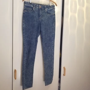  - Stuprörsjeans, oanvända 