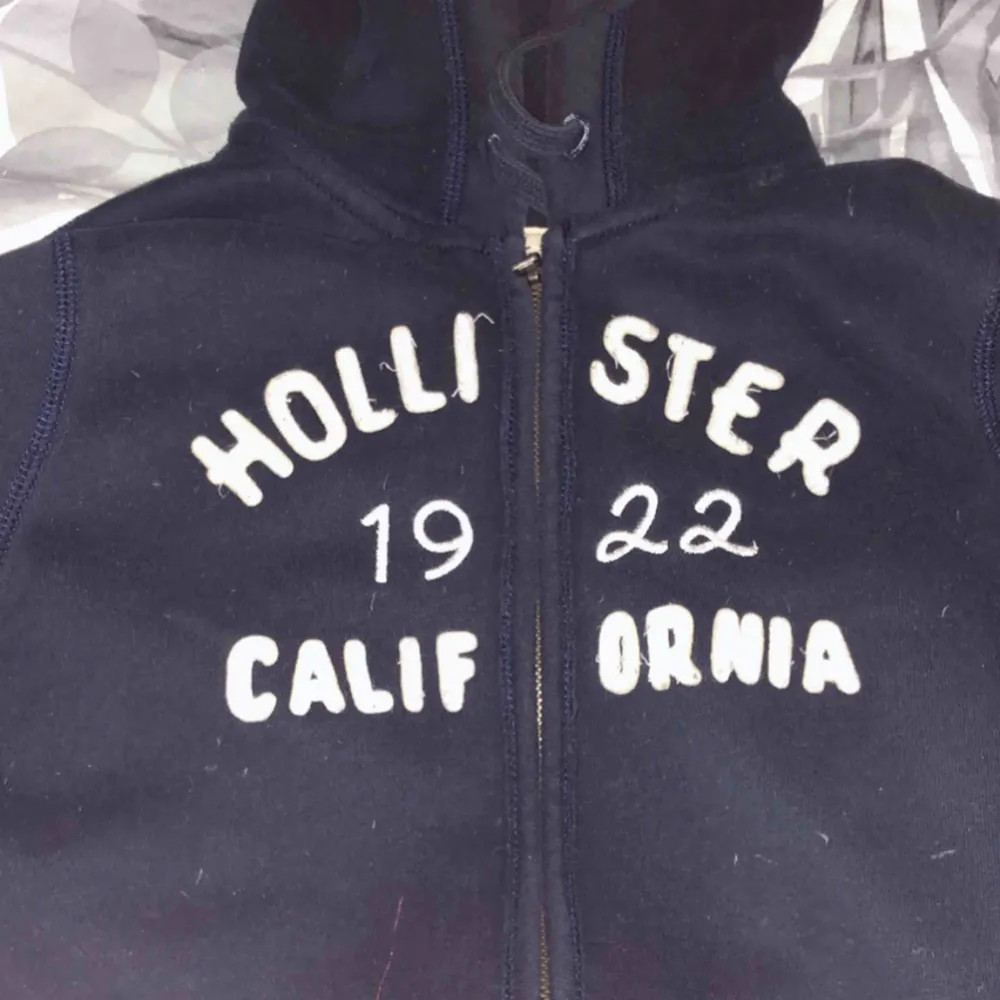 En tjocktröja från hollister i storlek m, men sitter bra på mig som vanligtvis är xs/s, frakt tillkommer!. Hoodies.