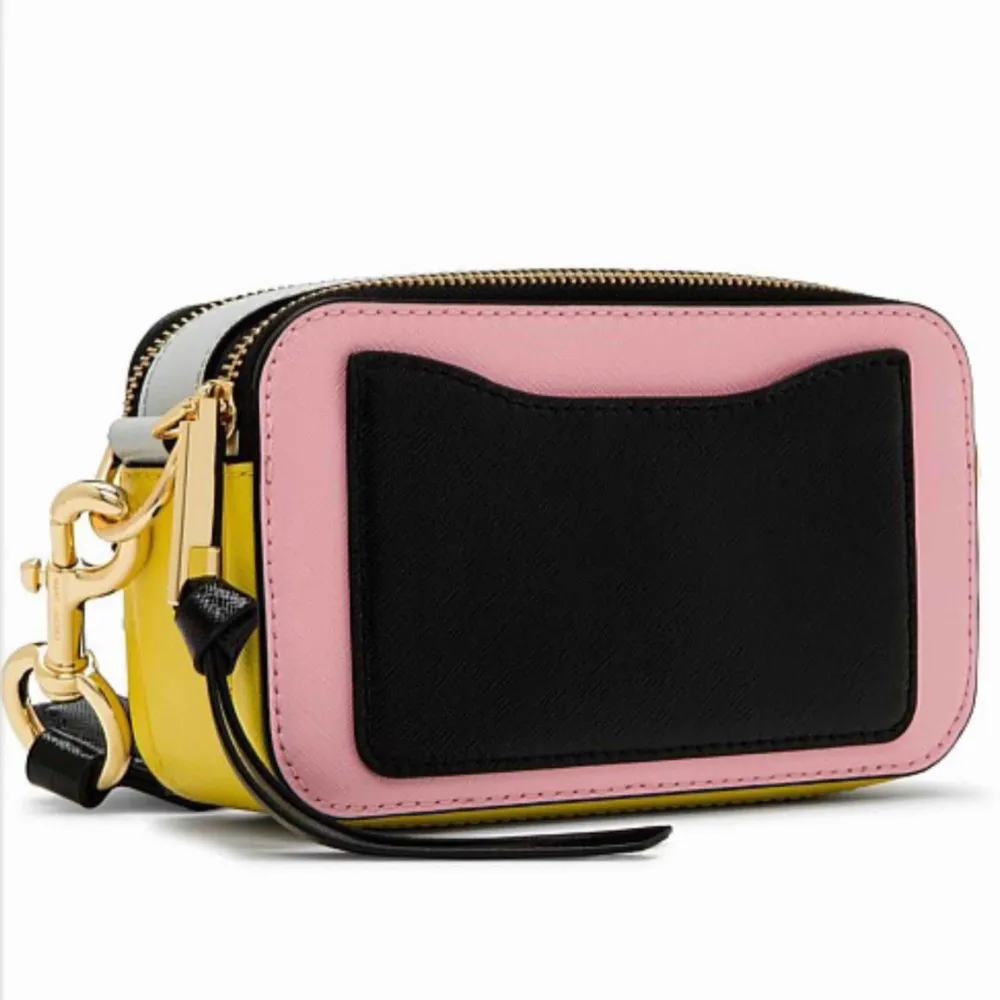 Säljer min fina Marc Jacobs snapshot bag i färgen baby pink. Den är i jättefint skick och använd i ca 2 månader! Pris kan diskuteras!!!. Accessoarer.