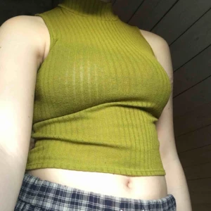  - Olivgrön topp! Passar XS-S. Frakt tillkommer 