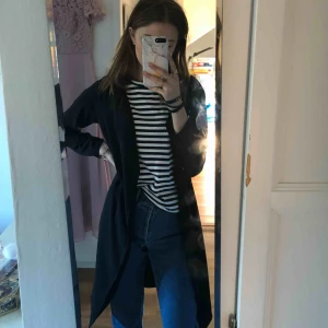  - En trenchcoat ifrån lager 157, den är ganska tunn, perfekt nu till våren när solen börjar komma fram. Köparen står för frakten💞💞