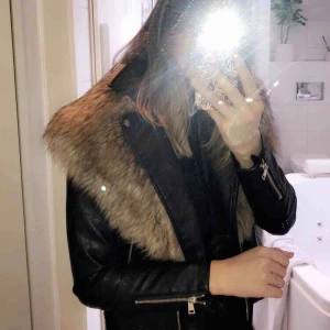  - Skinnjacka ifrån River Island. Storlek 10 men skulle säga att den är som S-M. Du står för frakten men kan diskuteras.