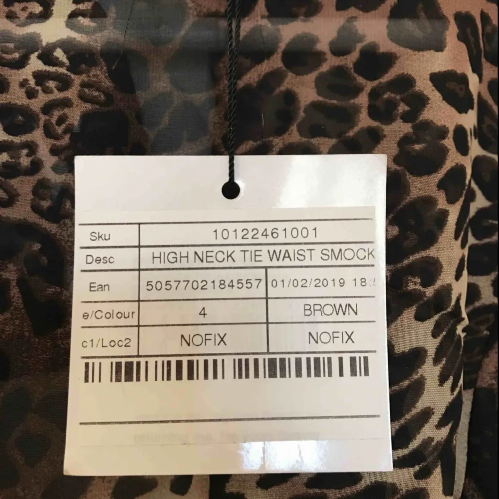 Snygg leopardklänning inköpt denna säsong från missguided. Strl 4 (XS), Säljes pga fel storlek. Aldrig använd, prislapp sitter kvar. Länk till produktsidan: https://www.missguided.co.uk/high-neck-tie-waist-smock-dress-leopard-1”. Klänningar.