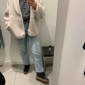  - Sååå snygga jeans i perfekt färg. Säljes då jag känner att dom e aningen små i storleken o därmed inte sitter super snyggt på just mig, i perfekt skick!  motsvarar nog en M ungefär. Köpta nyligen för 400kr bjuder på frakt 