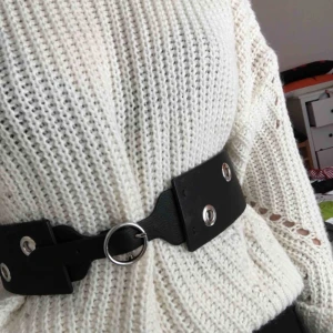  - Fint skärp från Carin Wester som tyvärr köptes i fel storlek. Aldrig använd. Finns ett litet extra hål som jag försökte göra för att den skulle passa bättre, men det är inget som syns när bältet väl är på (sista bilden). Frakt