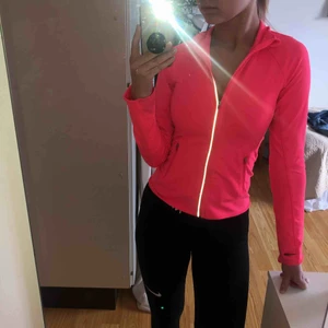  - Rosa träningskofta från HM i storlek 146/152 (passar dock mig med XS). Aldrig använd vad jag kan minnas. Köparen står för frakt ☺️