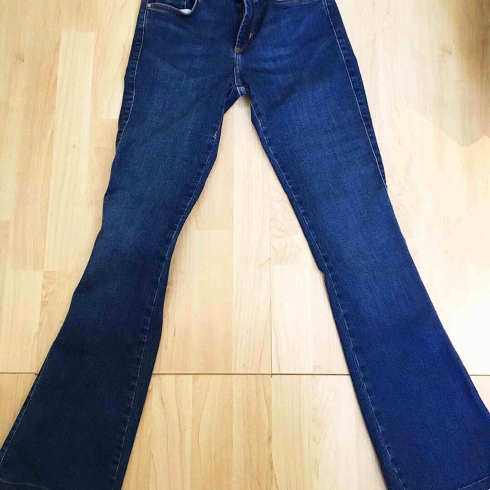Bootcut-jeans från bikbok, strl xs, normalhög midja. Köpta för 599 kr, säljer för 350 kr hade jag tänkt mig då de är i nyskick eftersom de är använda endast en gång!!🌟. Jeans & Byxor.