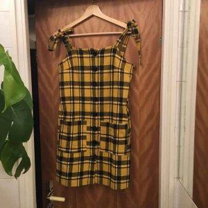  - Snygg 90-tals klänning med prislappen kvar. Går att justera axelbanden i den längd som passar och knyta som man vill ✨