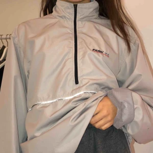  - Skitsnygg windbreaker från peak performance  Den har ett litet märke på ena armen (sista bilden) som säkert går bort i tvätten