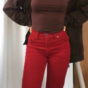  - Jättefina röda manchesterbyxor från levis. Lappen där bak har tyvärr åkt av. Raka i modellen. Köparen står för frakt🥰🥰