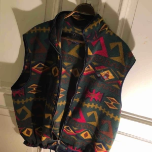  - Vintage Peak Performance väst i trevligt skick. Varm och skön i rätt 90-tals stuk. 