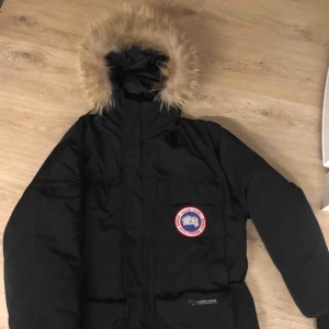  - Hej!  Säljer en svart Canada Goose Expedition herrjacka som är i bra skick.  Jackan är kemtvättad, storlek L.  Pris 4000kr  