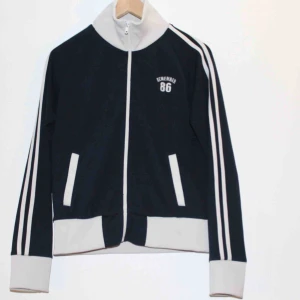  - Skitsnygg träningsjacka, äldre modell. 