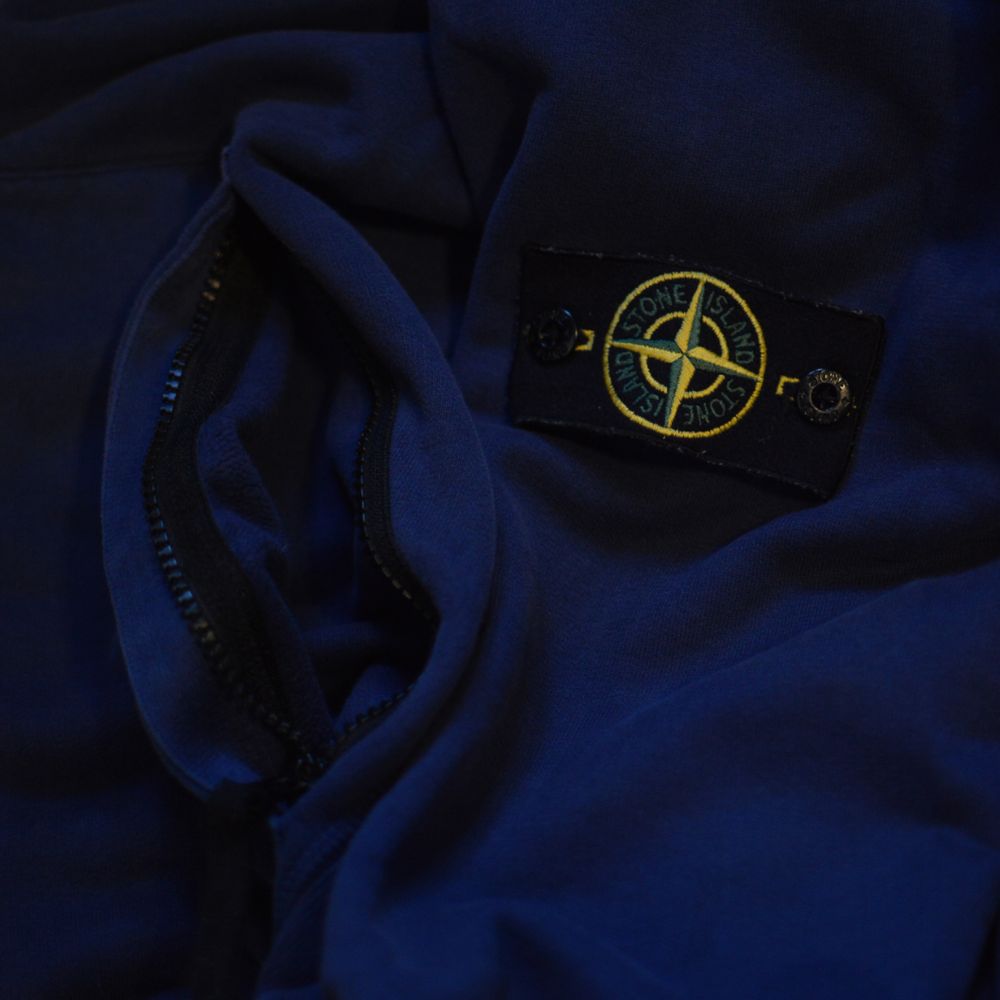 Stone Island-hoodie som passar både M och L. Den här modellen har två stycken framfickor som har Dragkedja vilket jag insett är ett måste nu när jag haft det. Tröjan är i bra skick och är självklart äkta. Det finns en CLG-kod/QR-kod i tröjan som visar att den är äkta som efter förfrågan kan skickas. Tröjan är i en väldigt mjuk mörkblå och passar till nästan alla kläder! Kan mötas upp och frakta :D. Huvtröjor & Träningströjor.