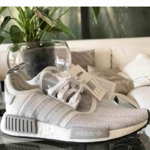 - Adidas NMD_R1. Helt nya med lapparna kvar. Nypriset var 1400:-