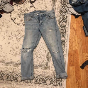  - Boyfriendjeans från Crocker. Mindre passform än på bilden. Byxorna är lite små för mig.  Lite trasiga längst ner i byxbenet, men går lätt att laga. nu sitter hålet ihop med en säkerhetsnål. Det syns inget om man har dom uppvikta. 