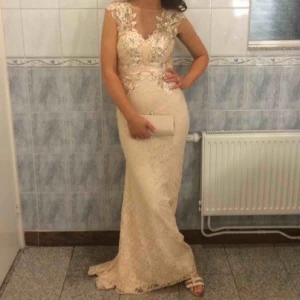  - Världens finaste klänning ! Köpt från nelly för över 5000:-. Endast använd i några timmar. Har ett litet släp. Så fin passform!