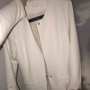  - Vit kappa från Vila. 