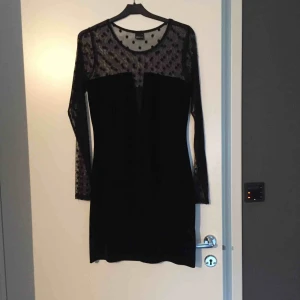  - Både sammet och meshtyg i samma klänning! Jätte snygg modell, som får en att slimma av med den djupa urringningen. Tight modell men strechig att ha på sig