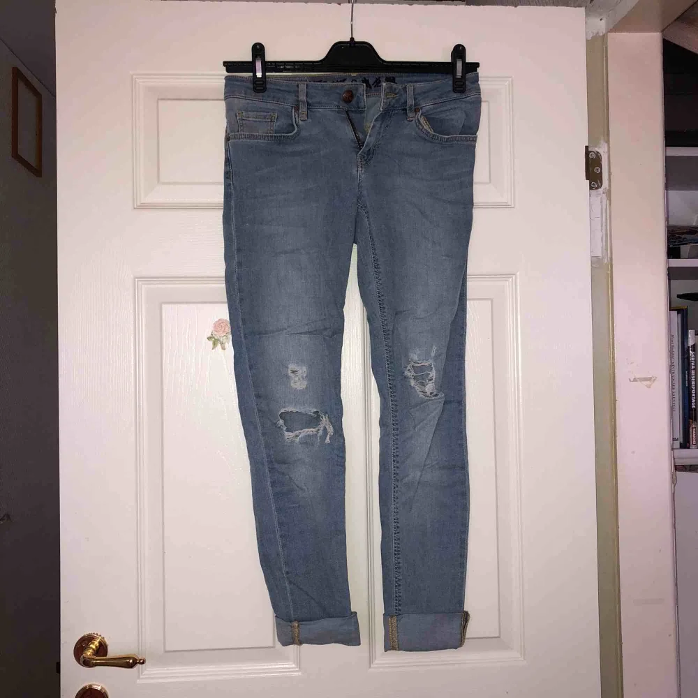 Snygga ljusa jeans med klipp vid knäna från Bik bok. . Jeans & Byxor.