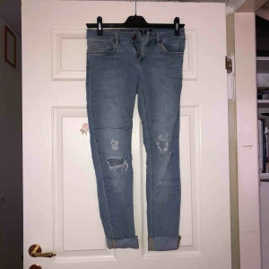  - Snygga ljusa jeans med klipp vid knäna från Bik bok. 