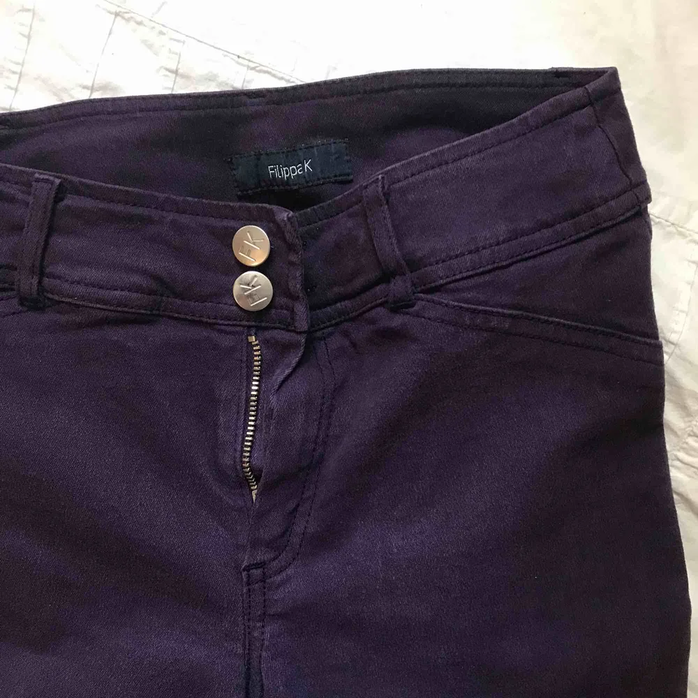 Balla byxor från Filippa k! Lila stretchiga sköna lite utsvängda jeans 😊 skicka meddelande för mer bilder! möts i Stockholm eller så står köpare för frakt:). Jeans & Byxor.
