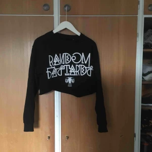  - Random bastards magtröja. Hemmaklippt men trots det nice i modellen om man gillar magtröjor. Den är använd fåtal gånger men känns i princip som ny. Den är ganska gammal varav trycket är av deras äldre grejs.  Betalaren står för frakten. 