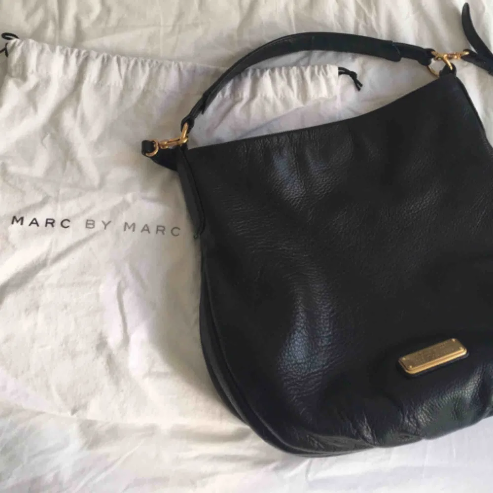 Fin Marc Jacobs väska, köpt på Marcjacobs.com  Fint begagnat skick. Dustbag finns och bekräftelse Mail/kvitto från Marc Jacobs  Hämtas i Bromma eller skickas, köparen står då för frakt. Väskor.