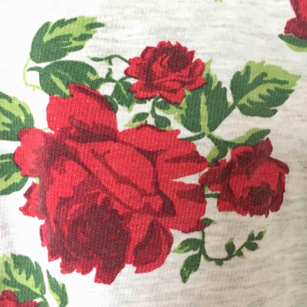 Långärmad tröja med jättefina röda rosor på! Passar perfekt till nästan allt, men tyvärr är den lite liten för mig nu. Såklart kan priset diskuteras. Möts upp i Stockholm annars fraktar jag(köparen står för frakten)🌹😊. Huvtröjor & Träningströjor.