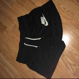  - Mörkgråa Nikeshorts i mjukistyg, använda ett fåtal gånger. Mjukt stretchigt tyg! Storlek: XS Skickas mot frakt eller så möts vi i centrala Stockholm!