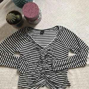  - Tröja från Gina tricot i elastiskt, svalt tyg. Köpare betalar frakten. 