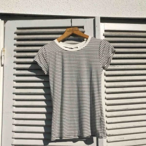 Randig T-shirt - Superfin tröja från H&M i storlek S/XS! Möter upp i Göteborg annars betalar köparen frakt. Hör gärna av dig om du är intresserad!