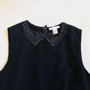  - Svart klänning med krage prydd med små stenar 