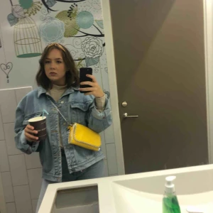  - Världens ballaste oversized jeansjacka från lois! Nypris runt 2000kr så skynda fynda😜 kan stylas på många olika sätt men har köpt en annan så används för lite. Frakt tillkommer men pris kan diskuteras vid snabb affär 