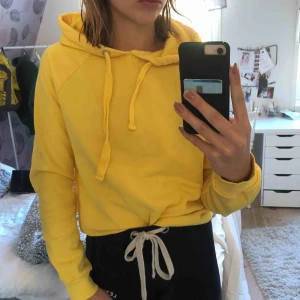  - En gul hoodie från ginatricot i strl XS, använd ett fåtal gånger och är i fint skick. Frakt tillkommer