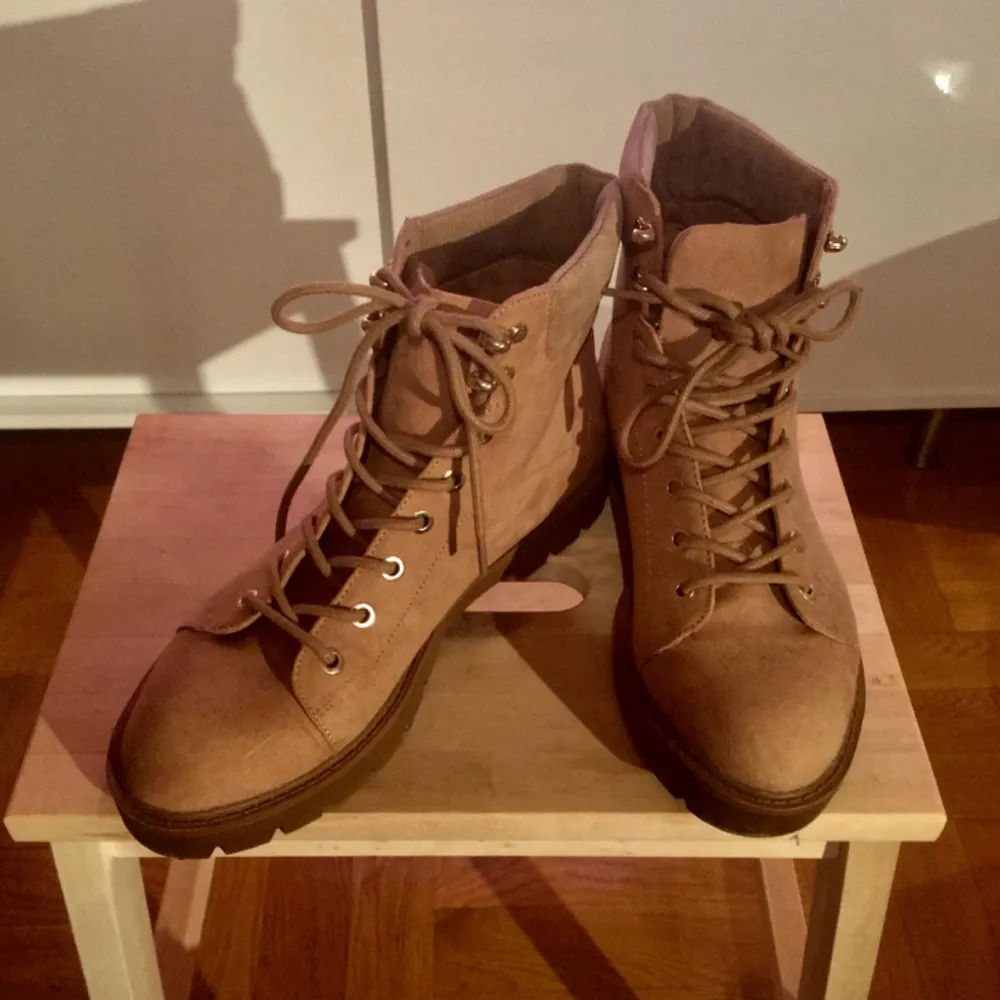 Bershka brown/ yellow boots | Size 40 | Never used | Meet ups in Sthlm/ shipping fee not included in price ✨. Skor.